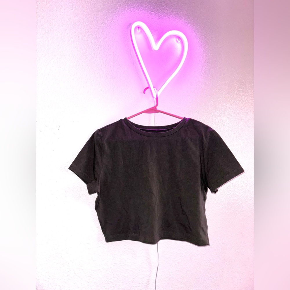 Green cropped tee